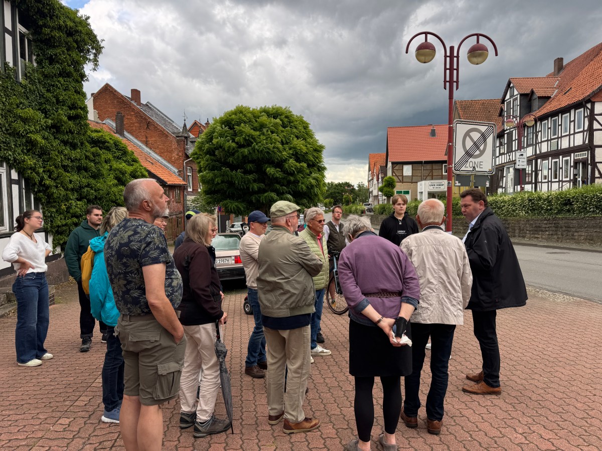 Stadt-Spaziergang durch Elze / Teilnehmende sprechen über Entwicklungen und Herausforderungen